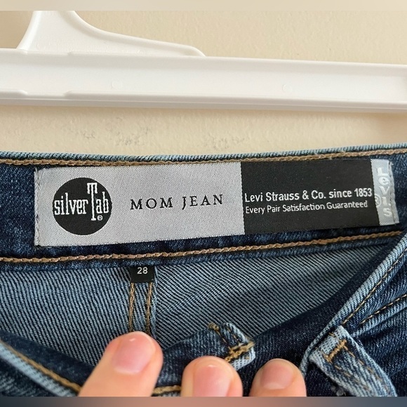 Levi’s Silver Tab Dark Wash High Rise Mom Jeans - Picture 4 of 8